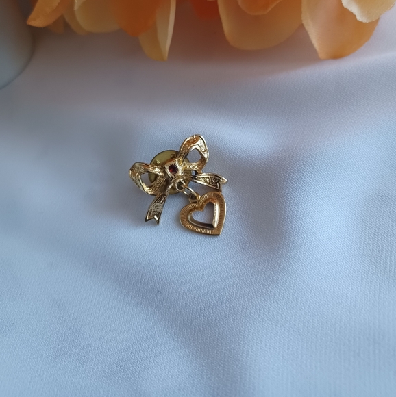Gold Bow and Heart Brooch - Picture 5 of 8